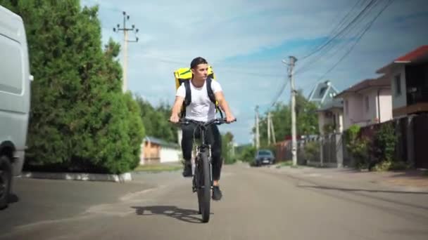 Wide Shot Front View Confident Delivery Boy Driving Bicycle Fast — Vídeos de Stock