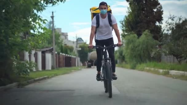 Wide Shot Positive Young Courier Covid Face Mask Driving Bike — Vídeo de Stock