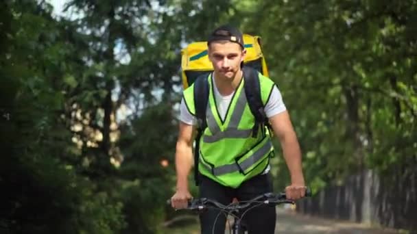 Portrait Young Caucasian Delivery Man Green Vest Yellow Backpack Riding — Αρχείο Βίντεο