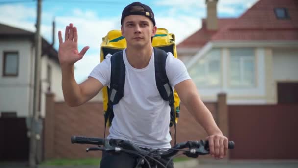 Medium Shot Portrait Young Delivery Man Raising Palm Asking Giving — стокове відео