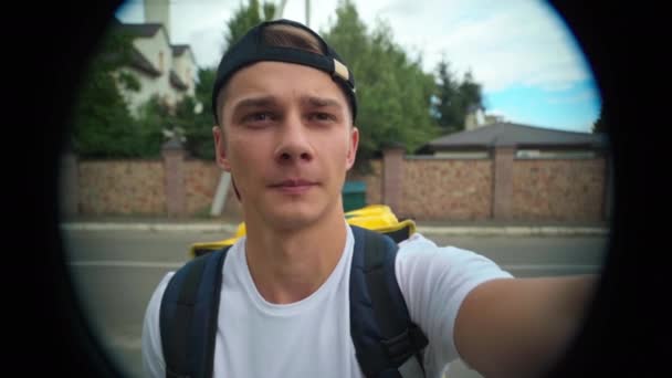 Peephole Pov Young Delivery Boy Ringing Door Bell Standing Suburban — Αρχείο Βίντεο