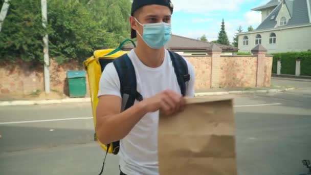 Positive Delivery Boy Coronavirus Face Mask Passing Parcel Client Gate — ストック動画