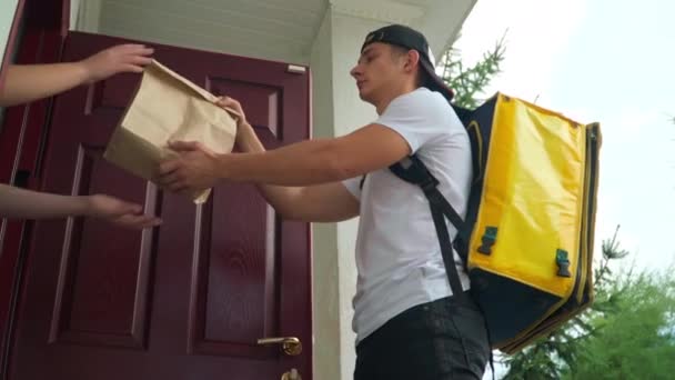 Side View Caucasian Delivery Boy Passing Order Client Door Walking — Vídeo de Stock