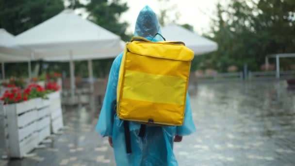 Back View Courier Rain Coat Coronavirus Face Mask Backpack Walking — Vídeo de Stock