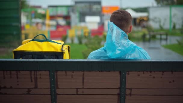 Back View Young Delivery Man Yellow Backpack Sitting Bench City — Αρχείο Βίντεο