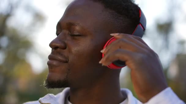 Крупный План Портрета Радостного Молодого Афроамериканца Наушниках Слушающего Музыку Танцующую — стоковое видео