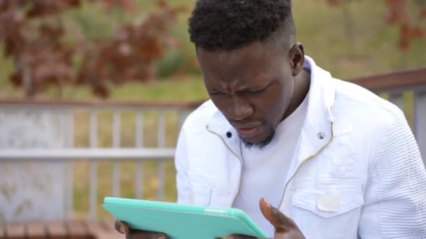 Dissatisfied Young Man Using Web Chat Digital Tablet Sitting City — 비디오