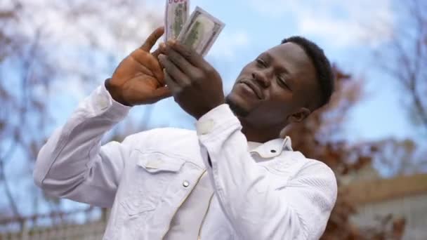 Удовлетворенный Улыбающийся Человек Разбрасывающий Деньги Осеннем Городском Парке Портрет Богатого — стоковое видео