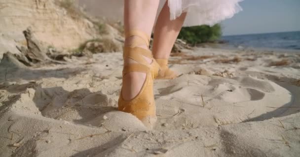 Стройная Женская Нога Жёлтых Остриях Рисует Круг Замедленном Движении Песчаном — стоковое видео