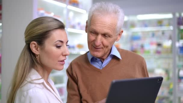 Portrait Caucasian Grey Haired Senior Man Talking Pharmacist Drugstore Smiling — Vídeo de Stock