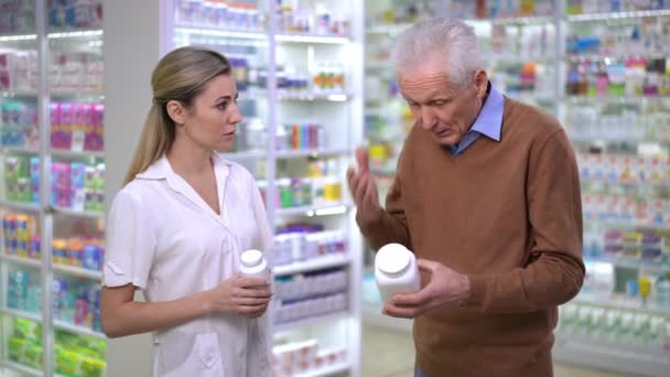 Nervous Senior Man Arguing Pharmacist Drugstore Yelling Gesturing Standing Pill — Vídeo de stock