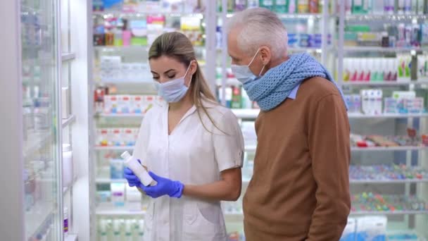 Side View Senior Man Sore Throat Choosing Drugs Pharmacy Consulting — Vídeo de Stock