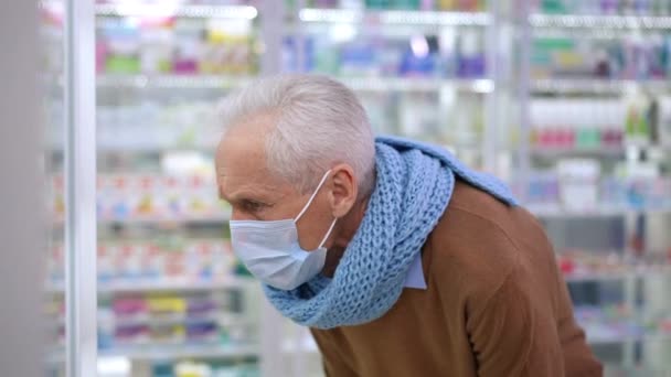 Седовласый Пожилой Человек Выбирает Лекарства Аптеке Время Пандемии Ковид Клиент — стоковое видео