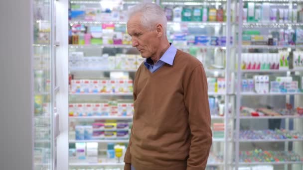 Unsure Caucasian Senior Man Choosing Pills Pharmacy Leaving Medication Bottle — 图库视频影像