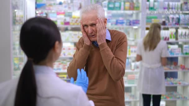 Sad Senior Man Head Ache Consulting Pharmacist Drugstore Talking Complaining — 图库视频影像