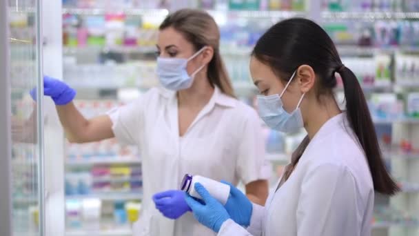 Side View Asian Female Pharmacist Collecting Expired Drugs Shelves Leaving — Vídeos de Stock