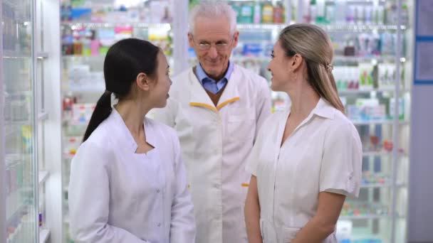 Happy Asian Caucasian Women Posing Pharmacy Blurred Expert Senior Man — Stockvideo