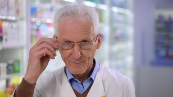 Старший Белый Мужчина Очках Смотрит Камеру Улыбается Стоя Аптеке Портрет — стоковое видео