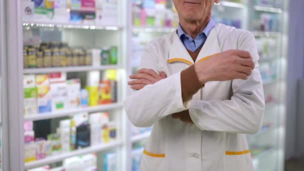 Неупізнаваний Старший Чоловік Фармацевт Переступає Руки Посміхаючись Стоячи Аптеці Досвідчений — стокове відео