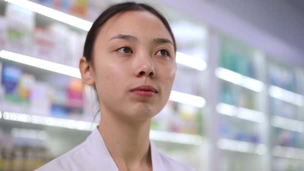 Headshot Portrait Intelligent Asian Young Beautiful Woman Choosing Pills Shelves — Stockvideo
