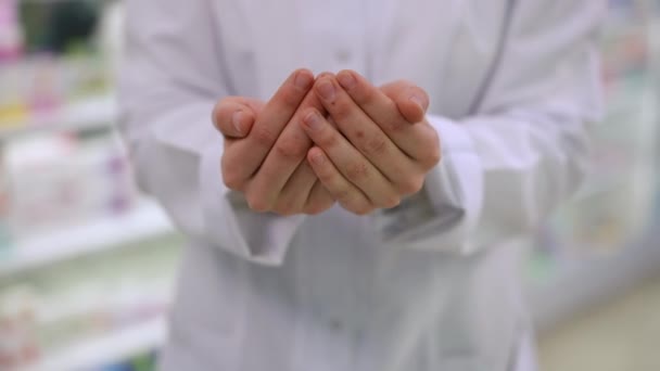Close Female Hands Showing Stock Orange Pills Palms Unrecognizable Pharmacist — Stockvideo