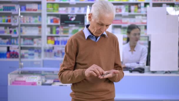 Portrait Frustrated Depressed Senior Man Counting Coins Sighing Leaving Pharmacy — Vídeo de Stock