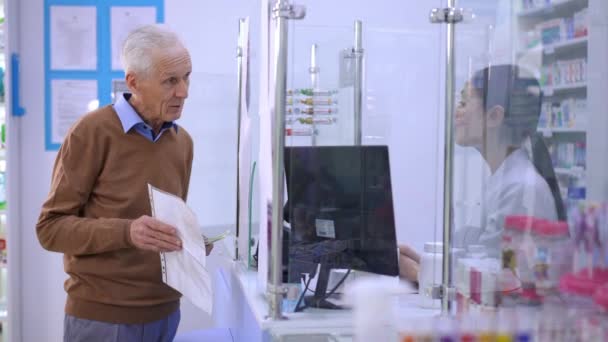 Вид Сбоку Положительный Старший Белый Мужчина Покупает Рецептурные Таблетки Аптеке — стоковое видео