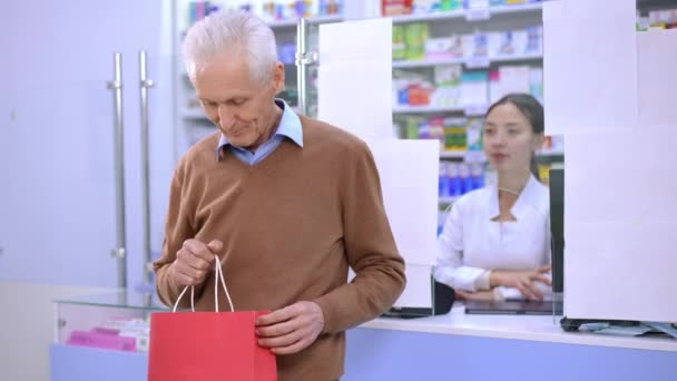 Portrait Smiling Caucasian Grey Haired Man Posing Shopping Bag Cash — Stockvideo