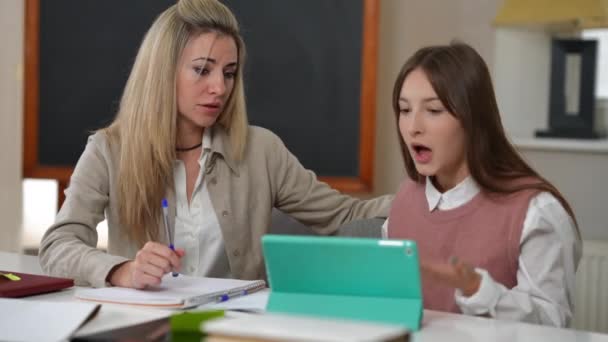 Empathetic Young Caucasian Teacher Listening Schoolgirl Complaining Calming Student Sitting – stockvideo