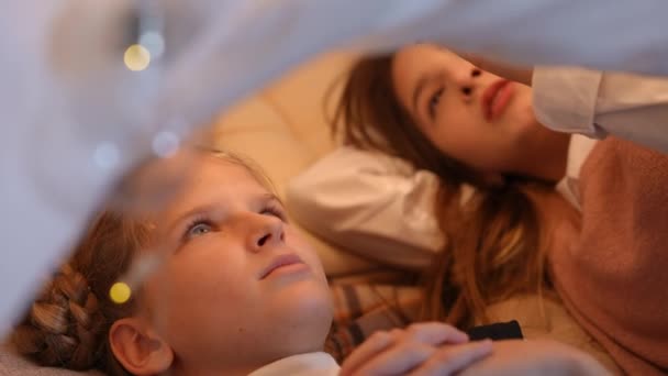 Relaxed Teen Girl Lying Tent Home Friend Talking Smiling Portrait — Vídeo de Stock