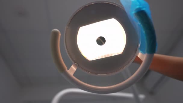Close Dental Lamp Turning Female Hand Adjusting Equipment Hospital Unrecognizable — Vídeo de Stock