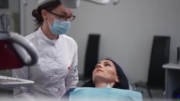 Intelligent Female Dentist Face Mask Uniform Eyeglasses Talking Patient Dental — Stock video
