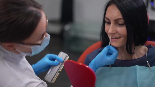 Portrait Caucasian Woman Looking Hand Mirror Dentist Trying Implant Close — Vídeo de stock