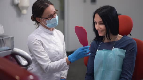 Professional Dentist Holding Hand Mirror Patient Admiring Treatment Result Smiling — Vídeo de Stock