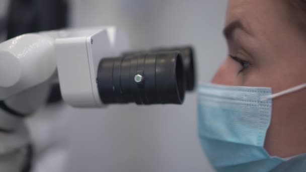 Крупный Микроскоп Глаз Кусок Профессиональным Врачом Приближается Замедленной Съемке Взгляд — стоковое видео
