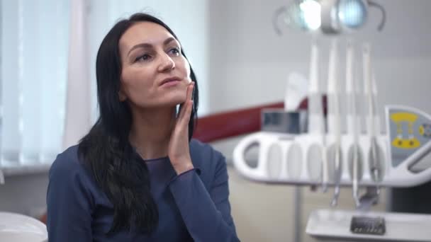 Жінка Торкається Щелепи Скаржиться Біль Зубах Сидячи Стоматологічному Кріслі Лікарні — стокове відео