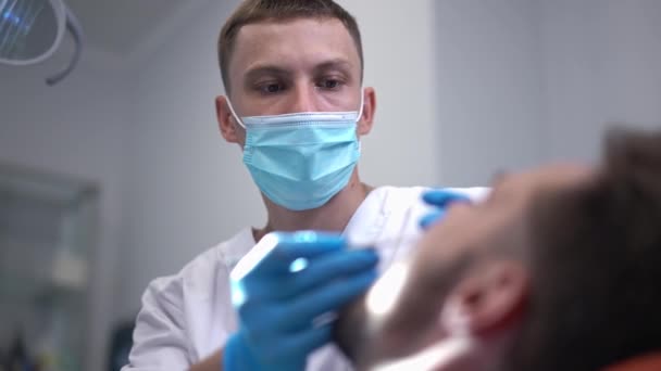 Κοντινό Πλάνο Πορτρέτο Του Επαγγελματία Συγκεντρωμένο Οδοντίατρο Εξέταση Ασθενή Οδοντιατρική — Αρχείο Βίντεο