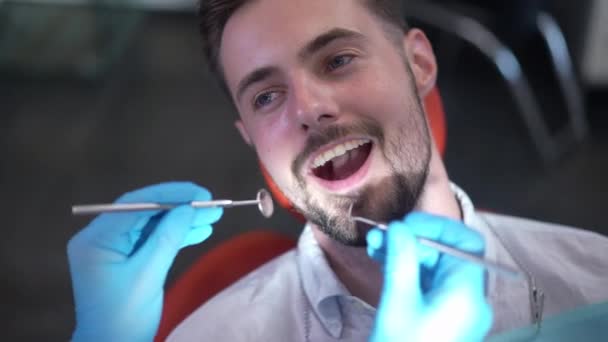 Close Face Confident Caucasian Man Dental Chair Opening Mouth Dentist — Vídeo de Stock