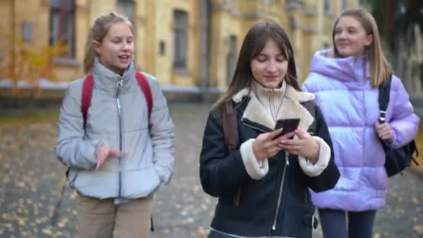 Popular Teen Schoolgirl Walking Smartphone Scrolling Social Media Friends Talking — Stockvideo