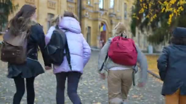 Back View Excited Classmates Running School Outdoors Backpacks Happy Joyful — Stok video