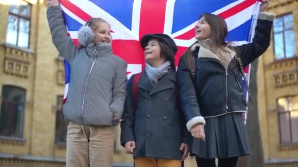 Happy Smiling Girls Boy Posing British Flag College Yard Outdoors — Vídeos de Stock