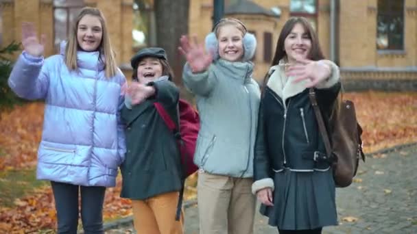 Група Студентів Підлітків Які Махають Усмішкою Дивлячись Камеру Стоїть Надворі — стокове відео