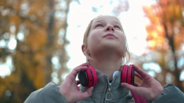Live Camera Panning Positive Pretty Teen Schoolgirl Taking Headphones Admiring — Vídeo de Stock