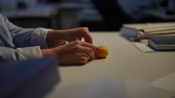 Side View Female Hands Peeling Mandarin Table Office Unrecognizable Young — Wideo stockowe