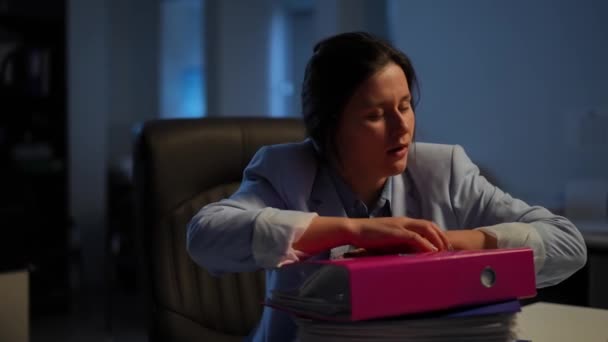 Εξαντλημένη Γυναίκα Παίρνει Έναν Υπνάκο Ακουμπώντας Κεφάλι Φακέλους Εγγράφων Στο — Αρχείο Βίντεο