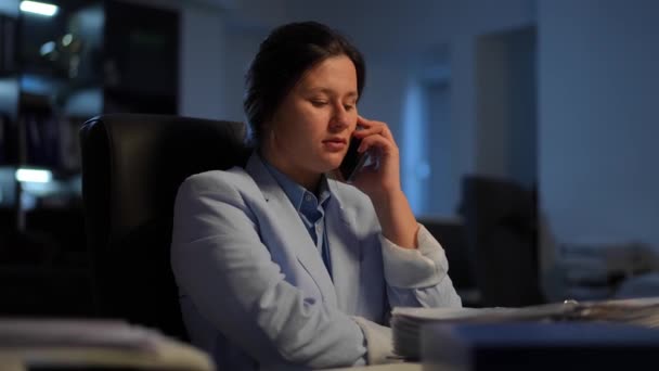 Angry Dissatisfied Woman Talking Phone Hanging Hitting Table Fist Portrait — Stock video