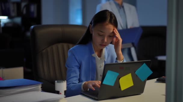 Asian Woman Working Office Caucasian Colleague Passing Bringing Paperwork Portrait — Stockvideo