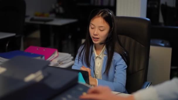 Confident Woman Talking Sitting Office Headphones Using Video Chat Laptop — Vídeo de Stock