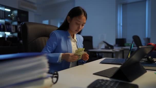 Веселая Азиатка Которая Считает Разбрасывает Деньги Офисе Заднем Плане Проходит — стоковое видео