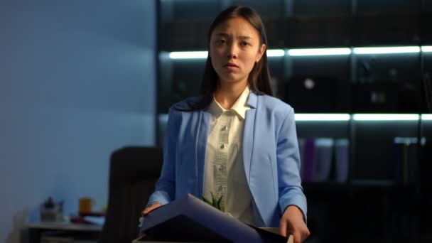 Desperate Asian Woman Standing Belongings Office Caucasian Colleague Putting Cup — Vídeos de Stock